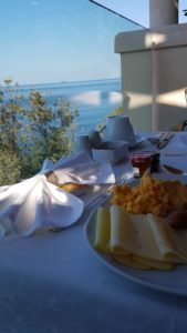 Frühstück mit Meerblick in Dubrovnik