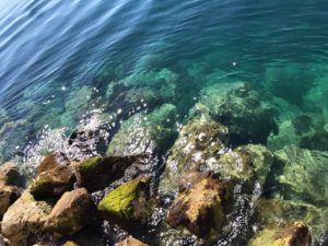 Kristallklares Meerwasser an den Stränden von Split
