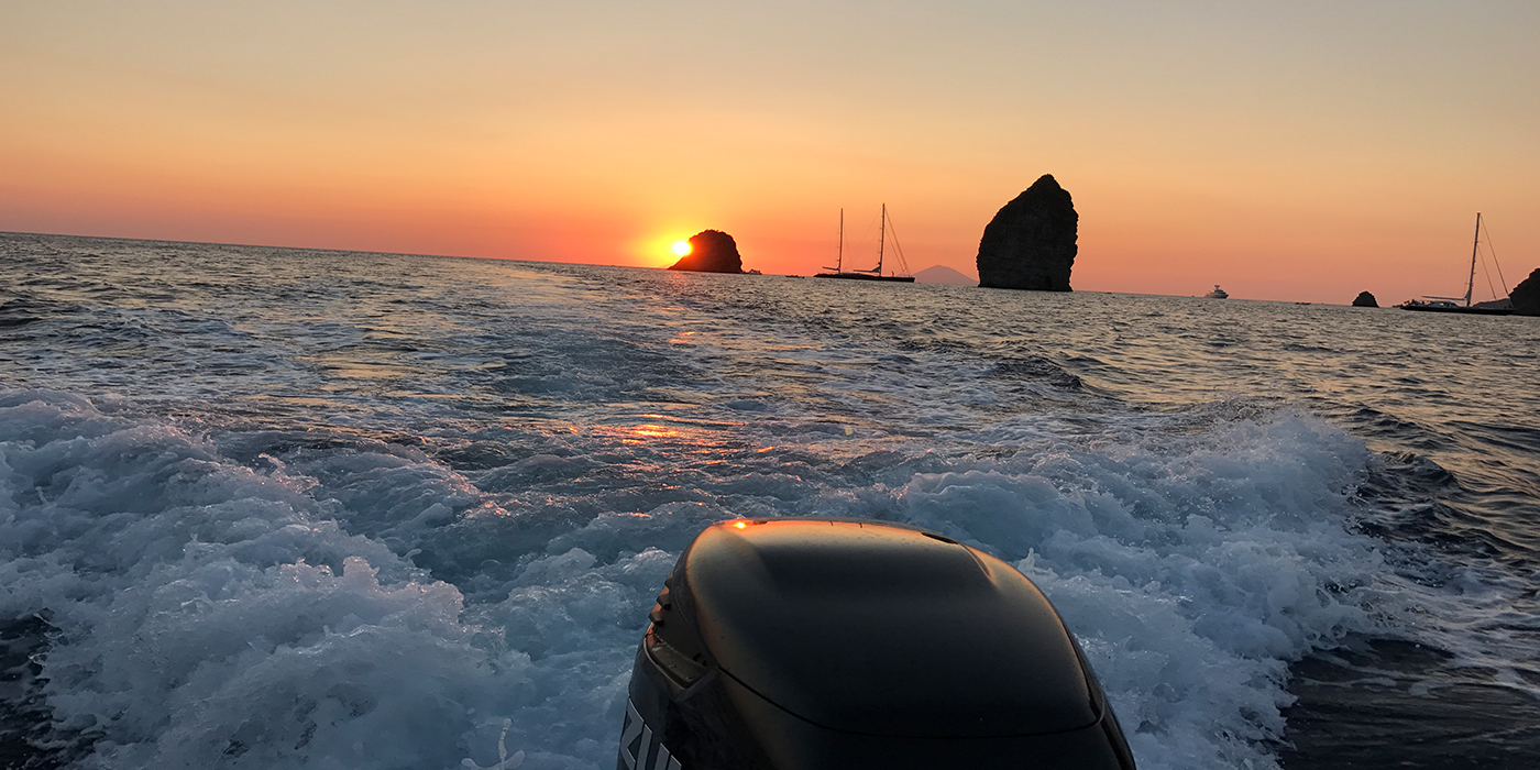 Bootstour in Italien bei Sonnenuntergang