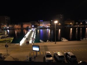 Most Bridge in Zadar bei Nacht