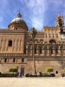 Der Blick vom Marktplatz auf die Kathedrale von Palermo